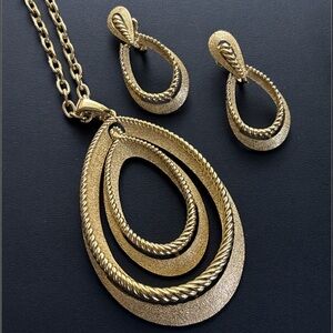 Crown Trifari – Vintage 60s Treasure: Necklace & Clip-On Earrings ✨